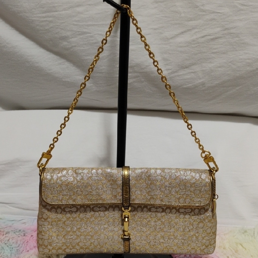 Coach Gold Shimmer
Signature Canvas Leather
Vintage Metallic chain shoulder bag - Picture 2 of 12